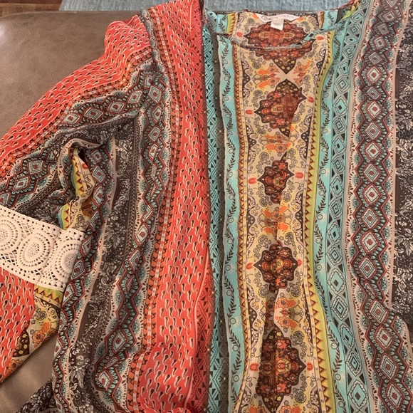 Bundle of Two gorgeous flowy top. Boho look one long sleeve & one short sleeve. - Picture 3 of 5